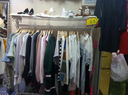 女裝貨架與化妝品 時(shí)尚零售的完美結(jié)合